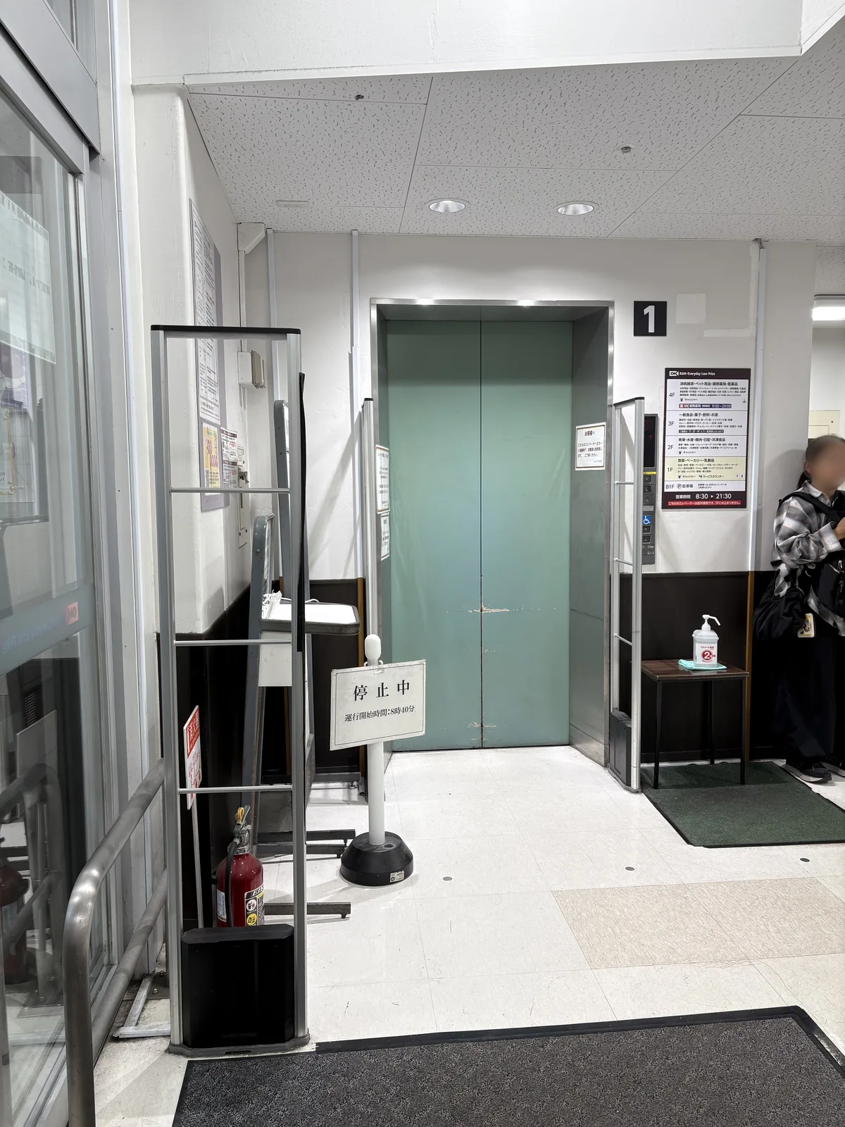 オーケー1階の店内エレベーター